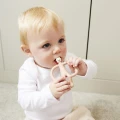 Gryzak kojący ze szczoteczką Małpka pastelowy Matchstick Monkey łatwy w czyszczeniu