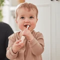 Szczoteczka elektryczna Małpka pastelowy róż Matchstick Monkey wygodny ergonomiczny uchwyt