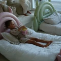 Dziecięce łóżko dmuchane Monster Pink Sunnylife wytrzymały nietoksyczny materiał