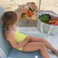 Przenośny stół piknikowy Le Weekend Natural Sunnylife z wycięciami na szklanki