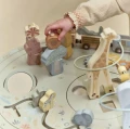 Stolik edukacyjny Safari Friends FSC Little Dutch solidne drewno