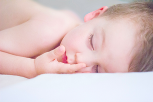 Dlaczego dziecko nie chce spać? Poznaj prawdopodobne przyczyny
