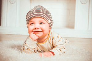 Kiedy niemowlę zaczyna się uśmiechać?